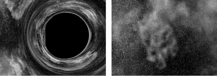 Na figura do lado direito temos um campo de estrelas, e na figura do lado esquerdo temos um buraco negro com alta velocidade derotação em frente ao mesmo campo de estrelas, formando uma lente gravitacional