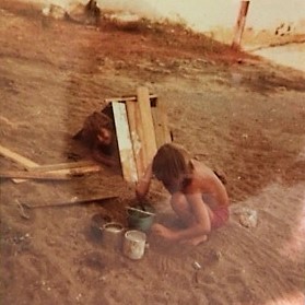 Figura 2: Crianças brincando com restos de madeira e de outros resíduos, 1981.